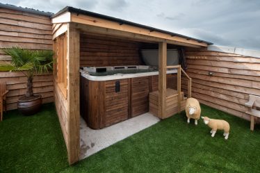lodges with hot tubs brecon beacons