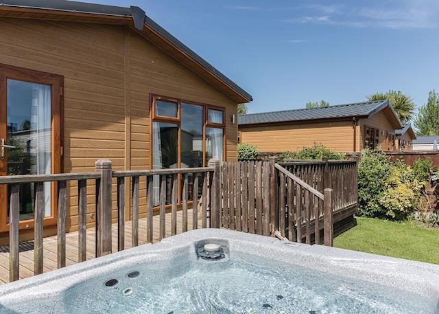 lodges with hot tubs chester