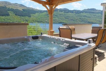 lodges with hot tubs near Glasgow