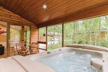 lodges with hot tubs near alton towers