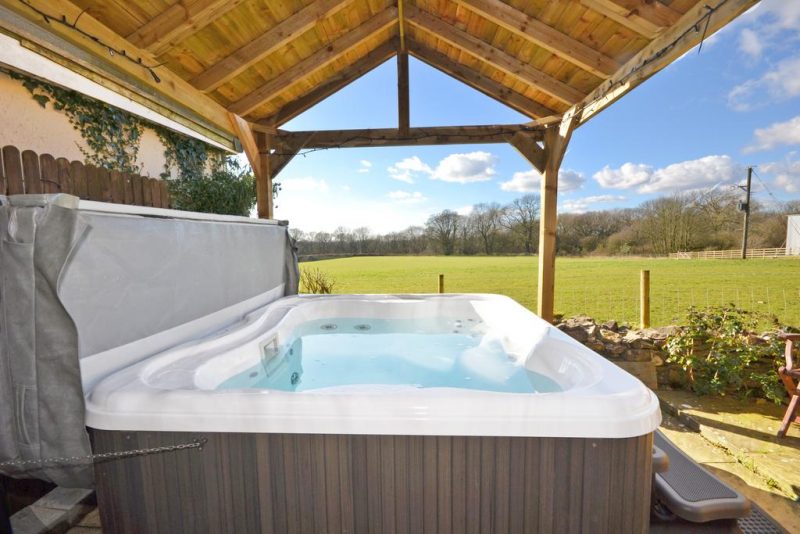 lodges with hot tubs pickering