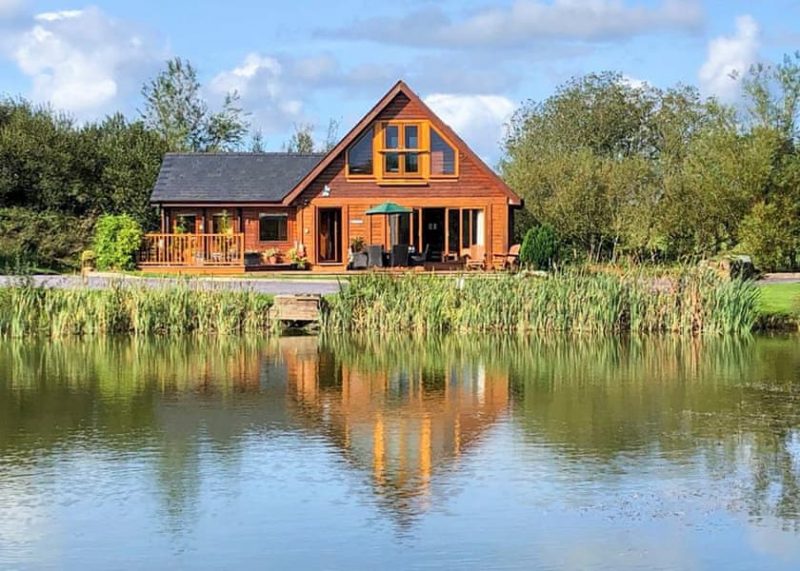 log cabins with hot tubs wales