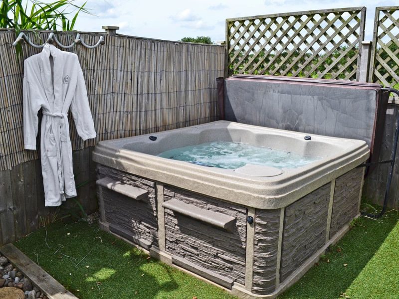 lodges with hot tubs near manchester