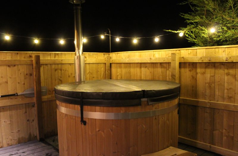 log cabins with hot tubs hull
